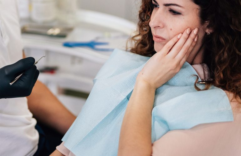 Τι είναι η οδοντική υπερευαισθησία Τα ούλα και το σμάλτο (αδαμαντίνη) του δοντιού προσφέρουν προστασία στα δόντια.